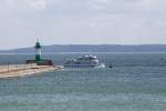 Leuchtturm Sassnitz mit dem vorbeifahrenden Fahrgastschiff „Nordwind“.