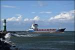 Das unter deutscher Flagge fahrende Frachtschiff  Halland  am Westmolenfeuer in Warnemünde. (21.06.14)