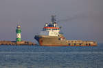 UNION BEAR (IMO 9185932) vor der Nordmole des Fährhafens Sassnitz-Mukran mit seinem Molenfeuer.