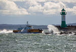 WINDCAT 42 vor Sassnitz und im Hintergrund ist der Mukraner Leuchtturm zu erkennen.