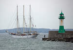 Das polnische Segelschulschiff, der Gaffelschoner KAPITAN BORCHARDT an der  Sassnitzer Ostmole. - 20.03.2023
