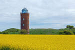 Ehemaliger Marinepeilturm am Kap Arkona zwischen Rapsblüte und Burgwall. - 09.05.2025