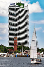 Der Leuchtturm von Lübeck-Travemünde (nicht mehr in Betrieb) wirkt im Vergleich zum Hotel  Maritim  geradezu klein.