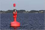 Backbordtonne 10 in der Flensburger Förde. Im Lateralsystem werden die Fahrwasser auf der Backbordseite in rot und mit stumpfen oder zylinderförmigen Toppzeichen und geraden Ziffern markiert. Die Steuerbordseite wird dagegen in grün mit spitzem Toppzeichen und ungeraden Ziffern gekennzeichnet. Die Numerierung beginnt von See kommend. 05.07.2017