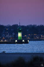 Der kleiner Leuchtturm auf der Nordermole in Travemünde nach Sonnenuntergang.