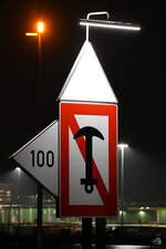 Ein Richtbaken mit dem Verbotszeichen A.6 der Seeschiffahrtsstraßen-Ordnung, so gesehen Ende März 2022 in Travemünde.