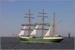 Die ALEXANDER VON HUMBOLDT II am 30.04.2012 whrend eines Trns auf der Auenweser. Sie wurde 2011 fertiggestellt, ist 65 m lang, 10 m breit und hat einen Tiefgang von 5 m. Die Segelflche betrgt 1.360 m. Heimathafen ist Bremerhaven. Im Hintergrund ist das Oberfeuer Robbenplate zu sehen.