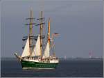 Die ALEXANDER VON HUMBOLDT II am 30.04.2012 whrend eines Trns auf der Auenweser. Sie wurde 2011 fertiggestellt, ist 65 m lang, 10 m breit und hat einen Tiefgang von 5 m. Die Segelflche betrgt 1.360 m. Heimathafen ist Bremerhaven. Im Hintergrund ist das Oberfeuer Solthrn zu sehen.