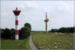 Das neue Oberfeuer Sandstedt wurde 1981 errichtet. Der Turm ist 35 m hoch und steht ca. 400 m vom Unterfeuer entfernt. Dahinter steht der gelbe Radarturm fr die Weserschifffahrt. 04.07.2012


