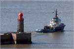 Der 1979 gebaute Schlepper BVT FORMIDABLE (IMO 7719698) hat die Geestemündung mit dem Molenfeuer Geestemole Nord in Bremerhaven verlassen und fährt weseraufwärts. Er ist 35 m lang und 9,8 breit, hat eine Maschinenleistung von 2.625 kW und einen Pfahlzug von 51,3 t. Heimathafen ist Bremerhaven. 26.04.2021