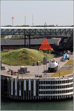 Die beiden roten Dreiecke bilden die Richtfeuerstrecke zum Fährhafen Rødbyhavn. 05.06.2016