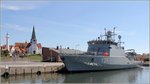 Y311 SLVEN wurde 1996 als Patrouillenboot P563 in Dienst gestellt und 2010-2011 zu einem Taucherfahrzeug umgebaut. Hier liegt sie am 24.08.2016 in Rnne auf Bornholm. Links im Hintergrund ist der alte Leuchtturm von Rnne zu sehen.