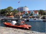 Im Hafen der Ertholmene (Erbseninseln) liegt ein RIB des dänischen Küstenrettungswesens. Im Hintergrund ist der Store Tårn (Großer Turm) mit seinem Leuchtfeuer zu sehen. 25.08.2016