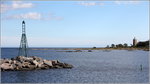 Das Molenfeuer des Hafens von Svaneke auf Bornholm ist links im Bild zu sehen (in der Karte markiert). Rechts im Hintergrund der Leuchtturm von Svaneke. 22.08.2016