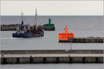 Die 1977 gebaute AHLSELL (IMO 7726782) läuft aus dem Hafen von Rønne auf Bornholm aus. Gleich werden die äußere grüne und das innere rote Molenfeuer passiert. Dieses Baggerschiff ist 37,49 m lang und 9,22 m breit, die GT/BRZ beträgt 377 und die DWT 610 t. Heimathafen ist Rønne (Dänemark). 28.08.2016