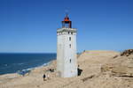 Rubjerg Fyr. Dieser Leuchtturm hat das interessanteste Schicksal aller dänischen Leuchttürme. Der 23 m hohe Leuchtturm wurde mit vier Nebengebäuden am 27. Dezember 1900 auf der Steilküste von Rubjerg, hinter einer nur 3 m hohen Sanddühne eingeweiht. Durch anhaltend starke Wind wuchs die Dühne über Jahrzehnte stets an. Die Rubjerg Knude entwickelte sich zu einer hohen Wanderdühne, die in den 50 Jahren eine Höhe von 50 m.ü.d.M. erreichte. Die Wanderdühne lagerte sich zunächst vor dem Turm an. 1968 wurde der Betrieb eingestellt, da das Leuchtfeuer vom Meer nicht mehr zu sehen war. Mitte der 90er Jahre wurden die Dächer der Nebengebäude entfernt, da die Dühne über die Häuser hinwegzog und man eine Unfallgefahr durch die einstürzenden Dächer entgehen wollte. Der Turm versank bis zu 10 m tief im Sand, wobei die Abwinde auf der Leeseite einen tiefen Graben bildeten. Die Nebengebäude waren vollkommen verschüttet. Heute ist die Wanderdühne am Turm vorbeigezogen und die Trümer der eingestürzten nebengebäude liegen wieder frei. 2015 wurde der Turm gesichert, restauriert und zur Besichtigung freigegeben. In ca 10 - 15 Jahren wird er die Steilküste hinabstürzen, da das Meer immer weiter an ihr nagt. Rubjerk Knude, 31.05.2015