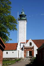 Tunø Fyr. Auf der kleinen Ostseinsel Tunø wurde der Leuchtturm mit dem Kirchturm der Dorfkirche kombiniert und bietet so eine Besonderheit an den dänischen Küsten. Er markiert die Einfahrt in die Aarhusbucht. Die Feuerträgerhöhe beträgt 18 m. Da Leuchtfeuer ist 31 m über dem Meeresspiegel; 11.05.2019