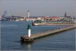 Am Ende der Westmole in Calais steht das grne Molenfeuer. Dahinter berragt der Leuchtturm die Stadt. 27.05.2012