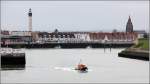 Blick in den inneren Hafen von Calais mit Leuchtturm im Hintergrund. 05.06.2012