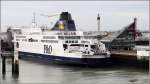 Die 1992 bei der Schichau Unterweser AG gebaute PRIDE OF KENT (IMO 9015266) wird im Hafen von Calais beladen. Sie ist 180 m lang, 28 m breit, hat eine GT von 30.635, eine GT von 7.550 und kann 2.000 Passagiere sowie 650 PKW oder 120 LKW transportieren. Heimathafen ist Dover (Grobritannien). Frherer Name: EUROPEAN HIGHWAY. Im Hintergrund ist der Leuchtturm von Calais zu sehen. 05.06.2012