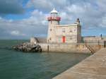 Ein kleiner schmucker Leuchtturm signalisiert die Einfahrt in den Hafen von Howth (Irland) 
September 2007