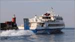 Die 1988 gebaute CELESTINA (IMO 8814093) verlässt am 29.03.2014 den Hafen von Ischia-Porto und passiert dabei den Leuchtturm Bagno. Sie ist 42 m lang, 8 m breit, hat eine GT von 368, eine DWT von 50 t und bietet 330 Passagieren Platz. Heimathafen ist Neapel (Italien).