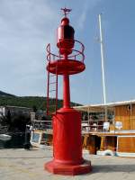 Leuchtturm im Jachthafen von Opatija (Kroatien)hat auf seiner Windfahne die Jahreszahl 1909 vermerkt; 130426