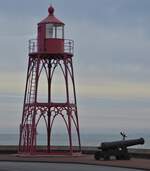 Auf der Festungsmauer bei der Einfahrt zum Lotsenhafen in Vlissingen, steht dieser Leuchtturm.
Der Leuchtturm ist 10 Meter hoch und seit 1891 in Betrieb, das Leuchtfeuer in den Farben Rot, Weiß und Grün  ist zwischen 9 und 12 Seemeilen zu sehen. 05.11.2022 
