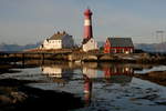 Tranøy fyr. Der Leuchtturm auf der Insel Tranøy wurde 1864 in Betrieb genommen und ist 27,3 m hoch. Seit 2002 befindet sich hier ein Gedenkstein für die 107 Todesopfer von der Versenkung des Hurtigrutendampfers D/S  Barøy  am 12.9.1941 durch ein englisches Torpedoflugzeug. Trenøy, 27.10.2005