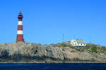Hellisøy fyr. Der Leuchtturm auf der Insel Fedje wurde 1855 in Betrieb genommen und ist 32,3 m hoch; 14.06.2009