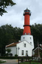 Latarnia Morska Rozewie I. Der erste Leuchtturm von  Rixhöft wurde 1822 in Betrieb genommen und hat eine Bauhöhe von 32,7 m. Die kuriose Bauform führt auf zwei Umbauten zurück. Der Ursprüngliche Turm bestand aus einem vierstöckigen gemauerten Bauwerk. Da die Vegetation das Licht verdeckte, wurde der Turm 1910 mit einem 5 m hohen, kegelförmige Gussteil erhöht. Doch die Bäume wuchsen weiter. Somit wurde er 1978 noch einmal mit einem zylindrischen Gussteil um weitere 8 m erhöht. Rozewie; 08.09.2017