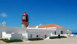 Das Cabo de São Vicente bei Sagres in Portugal bildet gemeinsam mit der benachbarten Ponta de Sagres die Südwestspitze des europäischen Festlands. Hier zu sehen ist das Kloster mit der Wehranlage und der Leuchtturm mit dem lichtstärksten Lichtkegel, der 32 Seemeilen über den Atlantik reichen soll. (25.05.2010).