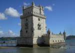 Der  -Torre de Belem-  an der Tejomuendung bei Lissabon ist ein beruehmtes Wahrzeichen der Stadt und Weltkulturerbe der UNESCO. In der wechselhaften Geschichte wurde der Turm als Leuchtturm an der Flussmuendung und als Gefaengnis und Waffenlager genutzt.