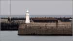Die Zufahrt zum Inner Harbour in Dover wird vom Molenfeuer auf dem Prince of Wales Pier markiert. 05.06.2012