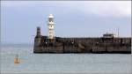 Die sdliche Hafeneinfahrt von Dover wird auf einer Seite vom Molenfeuer auf dem Admirality Pier markiert. Daneben ist eine Verkehrskontrollleuchte installiert. 04.06.2012