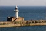 Der Hafen von Dover wird vom sdlichen Breakwater geschtzt. Das eine Ende dieses Breakwaters begrenzt die stliche Hafeneinfahrt, das andere die sdliche Hafeneinfahrt. Dazwischen wurde dieses Knuckle genannte Molenfeuer errichtet. 27.05.2012
