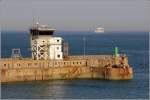 Die stliche Hafeneinfahrt von Dover wird durch ein kleines grnes Molenfeuer markiert. Daneben steht des Gebude der Port Control und die Verkehrskontrollleuchten. Durch diese Hafeneinfahrt wird der Fhrverkehr abgewickelt. 27.05.2012