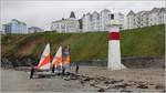 Port Erin. Am Strand steht der kleine Leuchtturm mit dem Unterfeuer der Richtfeuerstrecke. 29.04.2017