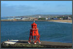 In kräftigem Rot markiert der 1882 erbaute Leuchtturm Herd Groyne die Mündung des Tyne in die Nordsee.