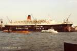 QUEEN ELIZABETH 2 IMO 6725418 im Oktober 1992 in Dock 11 von Blohm&Voss, Hamburg / Cunard Line / bei John Brown& Co, Clydebank, Nr.