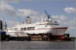 Die 1998 gebaute DEUTSCHLAND (IMO 9141807) ist 175 m lang, 23 m breit und bietet 520 Passagieren und 280 Besatzungsmitgliedern Platz. Deutlich kleiner und wohl deutlich luxuriser ist die im Nachbardock liegende, 1984 gebaute SEADREAM I (IMO  8203438), die bei einer Lnge von 105 m und einer Breite von 14 m 112 Passagieren und 95 ! Besatzungsmitgliedern Platz bietet. Beide liegen am 25.05.2011 bei Bredo in Bremerhaven. 