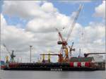 Auf dem SEEPONTON 1 lagern bei der Lloyd-Werft in Bremerhaven vier der etwa 80 m langen Hubbeine fr die Windpark-Errichterschiffe FRIEDRICH ERNESTINE (IMO 9578256) und VICTORIA MATHIAS (IMO 9578244). 13.05.2012
