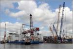 Zur Installation der etwa 80 m langen Hubbeine auf den Windpark-Errichterschiffen FRIEDRICH ERNESTINE (IMO 9578256) und VICTORIA MATHIAS (IMO 9578244) wurden auf der Lloyd-Werft in Bremerhaven zwei riesige Gittermast-Raupenkrane aufgestellt. 13.05.2012 

