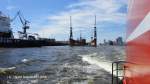 Hamburg am 24.7.2012: mit der HADAG-Fähre unterwegs auf der Norderelbe, hier der Blick auf das Werftgelände von Blohm+Voss, in der Mitte das leere Schwimmdock   Dock 10 