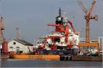 Die 1982 gebaute POLARSTERN (IMO 8013132) liegt am 24.03.2015 im Kaiserdock I der Lloyd Werft in Bremerhaven. Der Forschungs-Eisbrecher des Alfred-Wegener-Instituts für Polar- und Meeresforschung ist 118 m lang, 25 m breit, hat eine GT von 12.614, eine DWT von 4.374 t und eine Maschinenleistung von 4 x 3.529 kw, zusammen also 14.116 kw. An Bord finden bis zu 44 Besatzungsmitglieder und 50 Wissenschaftler sowie 72 20-Fuß-Container Platz. Heimathafen ist Bremerhaven.