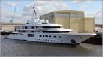 Die QUANTUM BLUE (IMO 9740251) wurde 2014 bei Lürssen gebaut. Sie ist 104 m lang und 16,8 m breit. Auf ihr finden 14 Passagiere und 40 Besatzungsmitglieder Platz. Sie fährt unter der Flagge der Cayman Islands mit Heimathafen George Town. Am 23.03.2016 liegt sie bei Lürssen in Lemwerder.