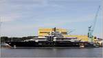 Auf der Lürssen Werft in Bremen-Vegesack entsteht eine neue Gigayacht (über 100 m Länge). Ein Name ist mir noch nicht bekannt. Auf diese Aufnahme von der Seite wird die Länge des Schiffes deutlich. 23.08.2017