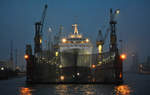 Die  Boudicca  der Fred Olsen Cruises im Blohm+Voss Dock 10, bei Wartungsarbeiten am frühen Abend und bei Hamburger Wetter, mit Sicht ins Dock.