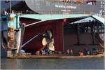Die Dimensionen der Schiffsschraube der 1996 gebauten VALENCIA EXPRESS (IMO 9108130) werden deutlich, wenn man daneben die Werftarbeiter im Dock V der Bredo sieht. Bremerhaven, 19.12.2020