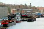 Blick auf die  SET-WERFT  in Genthin /  ELBE-HAVEL-KANAL  am 26.02.2022. Die Schubboote  EDDA  (05609510) und  SCH 2637  (05800980) lagen auf Helling und div. andere Wasserfahrzeuge (u.a.Eisbrecher und FGS) lagen im Wasser vor der Werft.